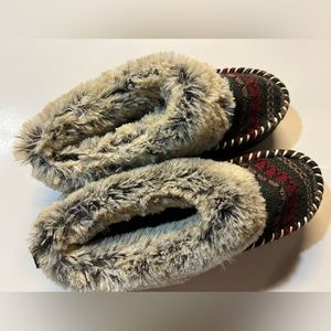 Dearfoams / Women’s Size 5-6 (small) - Brand New / Never Worn